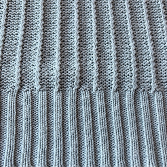 Daisy Fuentes Light Gray Cableknit Turtleneck Sweater | Size Medium - Picture 4 of 9